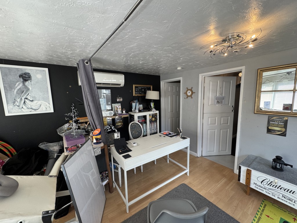 Lot: 68 - MIXED USE INVESTMENT CLOSE TO THE TOWN CENTRE - Commercial unit room one
